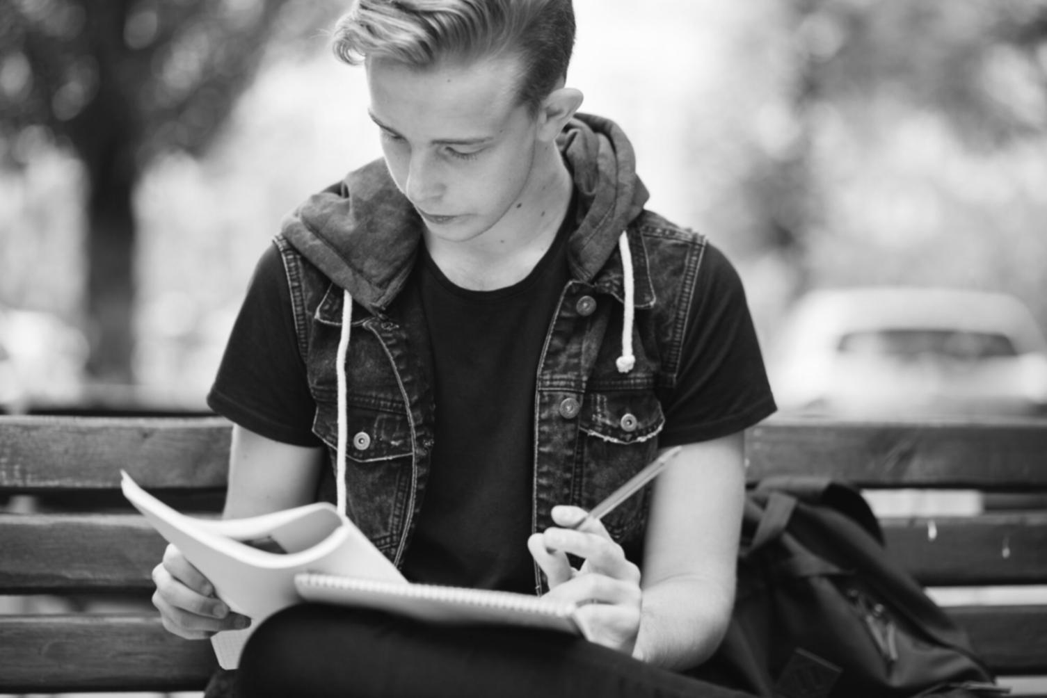 Team von Finanzanalytikern bei der Arbeit an komplexen Statistikmodellen