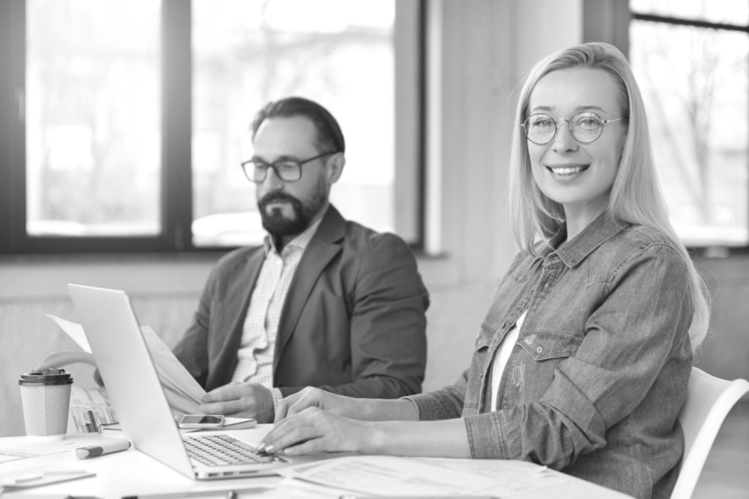 Moderne Reporting-Software mit verschiedenen Finanzdiagrammen und Dashboards